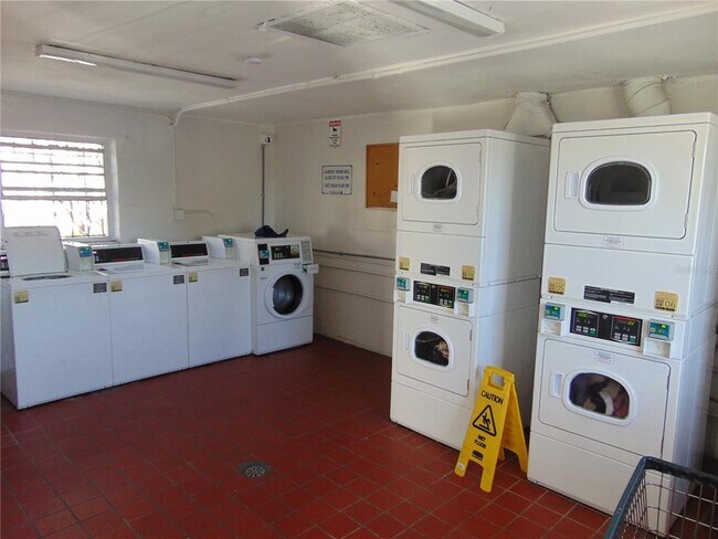 Building Photo - 9005 Tudor Dr