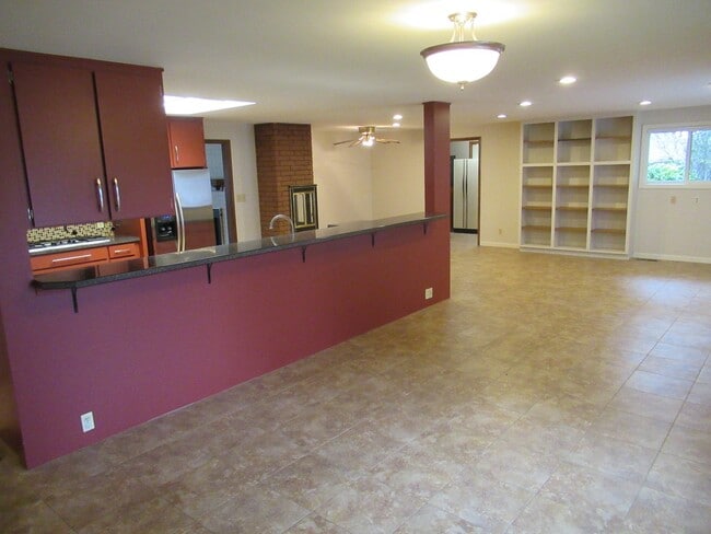 Building Photo - Four Bedroom Home in the Hills of South Salem