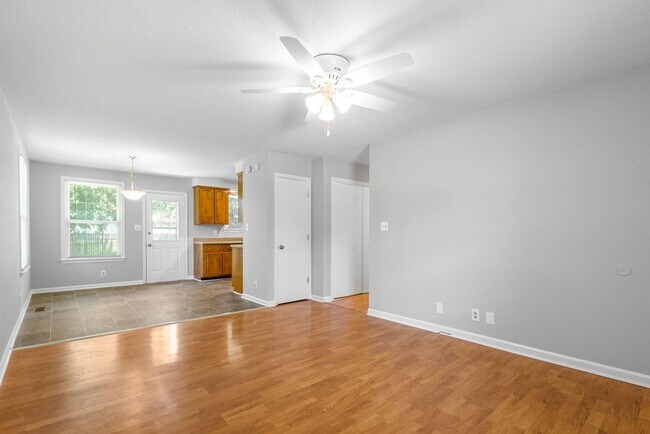 Building Photo - 3 Bedroom Pet Friendly Home For Rent!