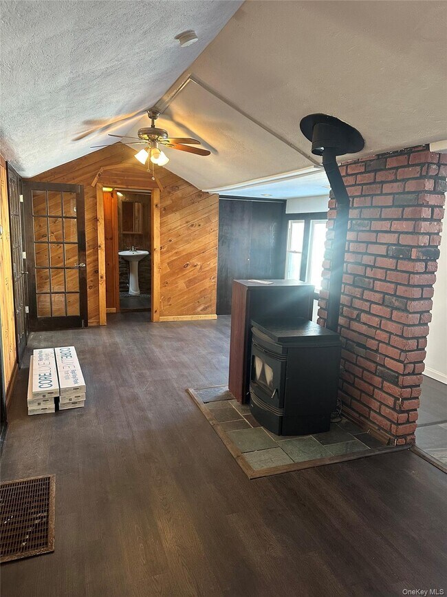 Building Photo - 69 Montrose Dr