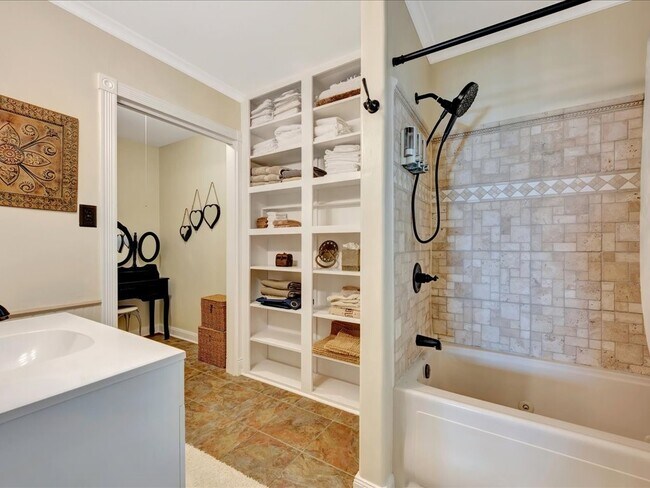 Building Photo - 683 Water View Dr