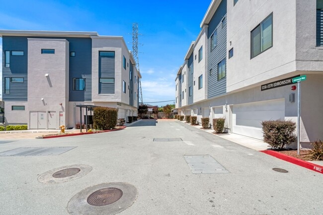 Building Photo - Built in 2017! Rarely available 3Bed/3Bath...