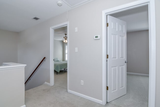 Building Photo - 2044 Lillian Dr