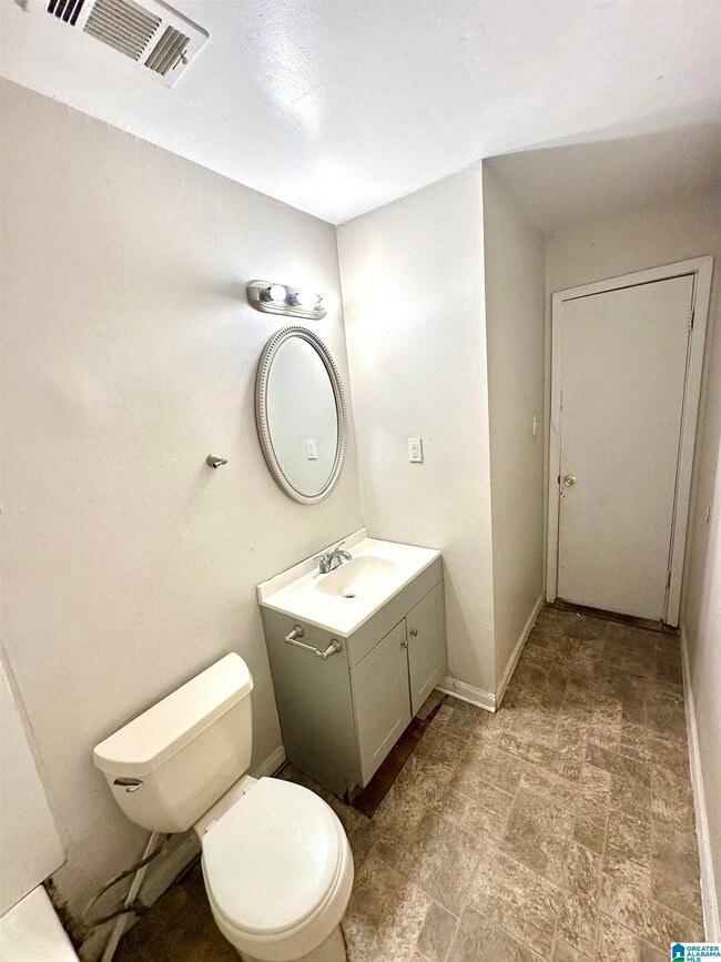 Building Photo - 678 Cummins Ave