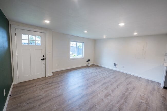 Building Photo - 1413 SW Cambridge St