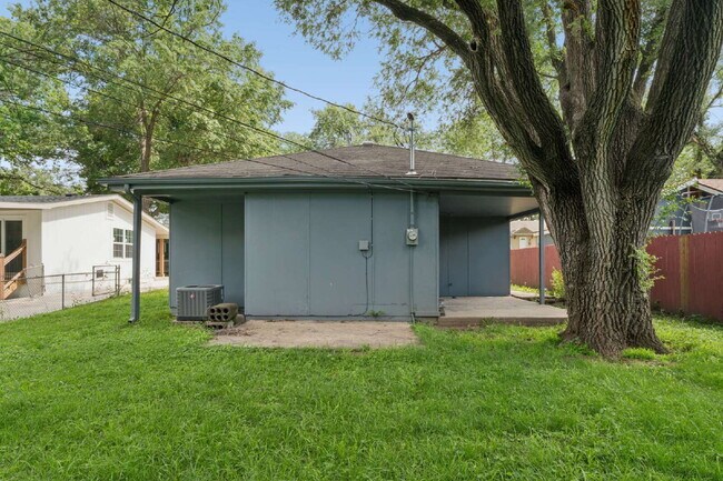 Building Photo - Charming Mid-Century Ranch Home Available Now!  1st Month's Rent is FREE!*