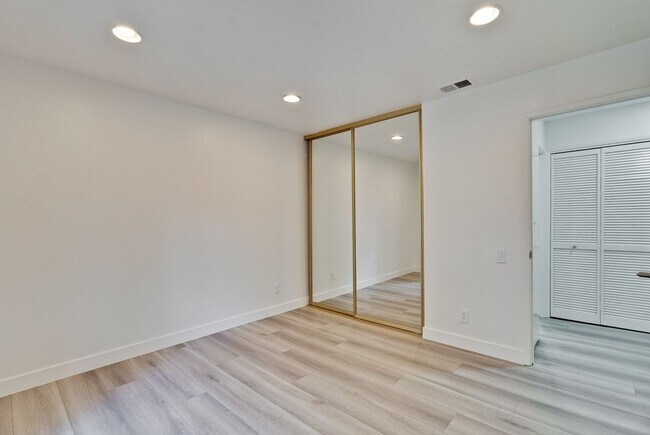 Building Photo - 2 bed 2 bath condo