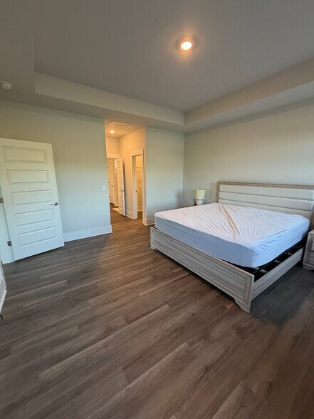 Building Photo - 5093 Roundhead Dr