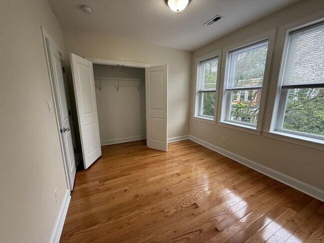 Building Photo - Newly Renovated Townhome in Philadelphia