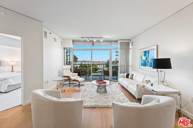 Building Photo - 13650 Marina Pointe Dr