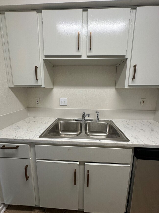 Building Photo - 8421 Hearth Dr