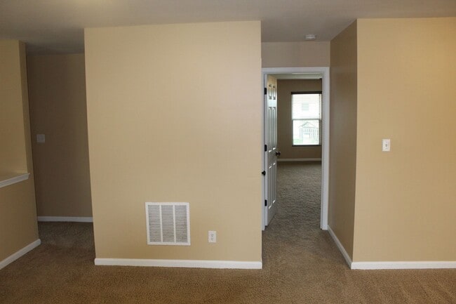Building Photo - Spacious 4 Bedroom Home in Avon!