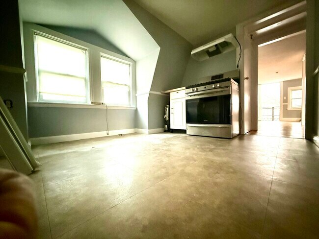 Building Photo - 1002 Main St