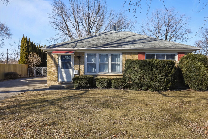 Building Photo - 1900 Pratt Ave