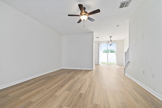 Building Photo - "Charming 3-Bed Townhouse with Granite Elegance in Ruskin - 1366 Sq Ft of Comfort!"