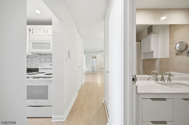 Building Photo - 300 Winston Dr