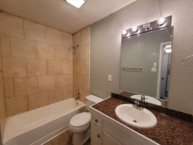 Building Photo - Fantastic price for this upstairs 1 bedroom apartment in Balcones Heights