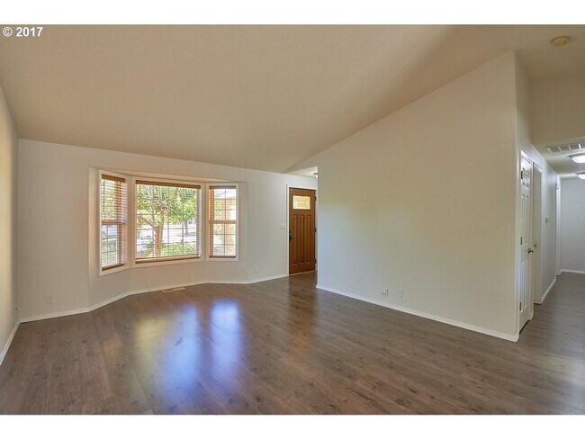 Building Photo - Lovely 3 Bed, 2 Bath Home in Dundee- Walking Distance to New Elementary School!