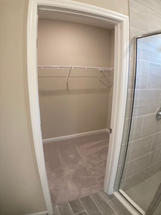 Building Photo - Stylish & Low-Maintenance Living in Oakleaf Community