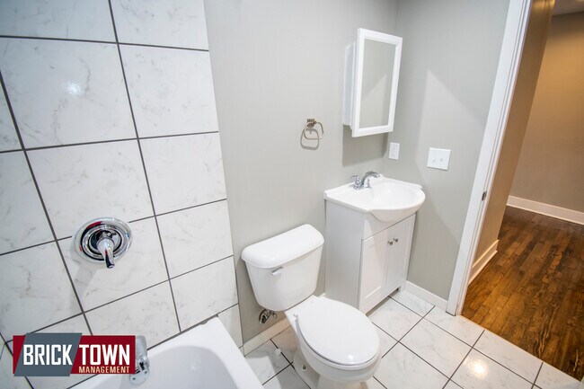 Building Photo - 2705 Leavenworth St