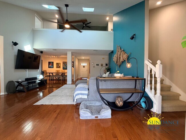 Building Photo - Stunning 5 Bedroom Home in Mary Esther with Beach Access, Pool and Solar Panels!