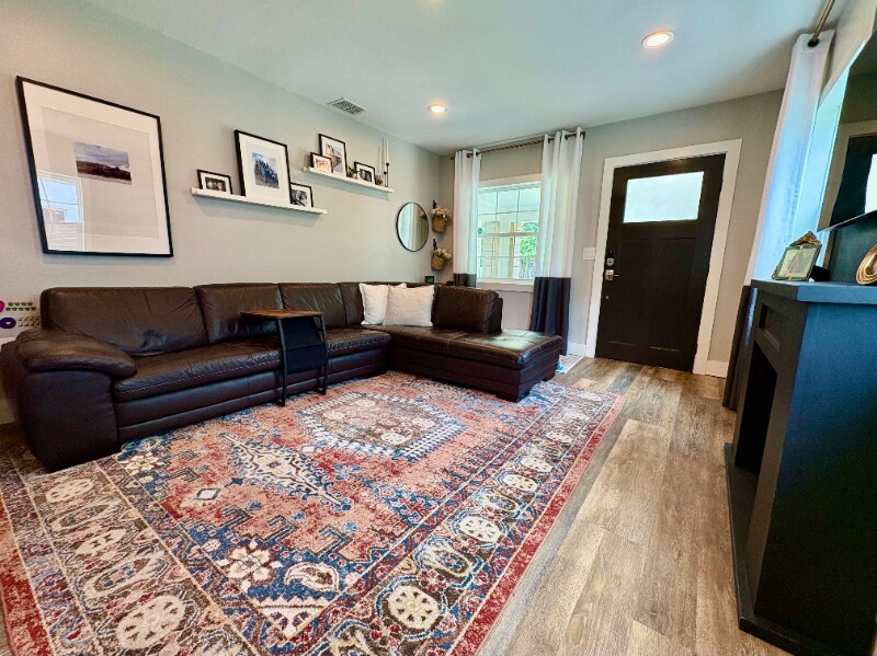 Building Photo - 2208 Henderson Dr