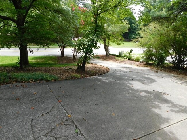 Building Photo - 626 Indian Hills Pkwy NE