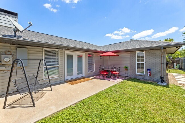 Building Photo - READY FOR MOVE IN NOW!