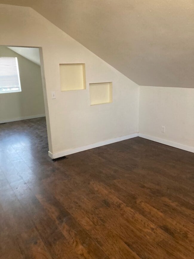 Building Photo - Spacious Multi-Level Apartment in the Hear...