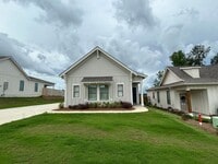 Building Photo - Beautiful Newer Construction Home on Mimms Trail!
