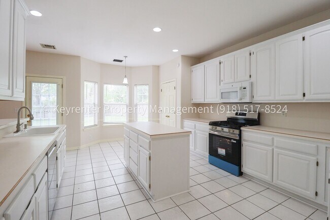 Building Photo - 4 Bed | 2 Bath in Broken Arrow!