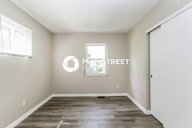 Building Photo - 3 Bedroom Pet-Friendly Home in Columbus, OH with Main Street Renewal