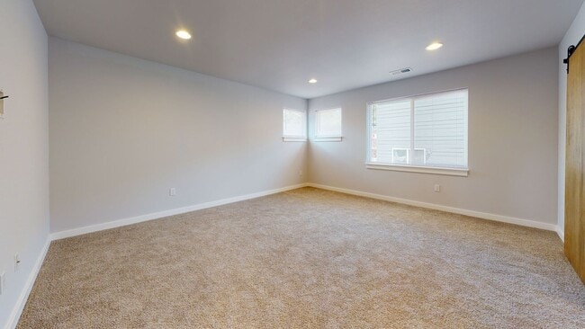 Building Photo - Large & Luxurious 3 Bedroom Available Near...