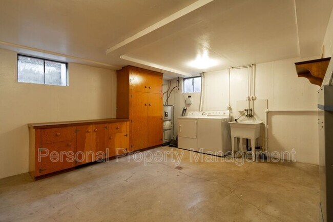Building Photo - 219 W 31st St