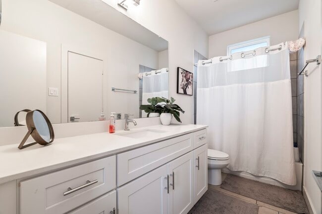 Building Photo - 2210 Lou Ellen Ln