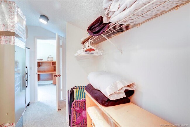 Building Photo - 233 NE Edgewater Dr