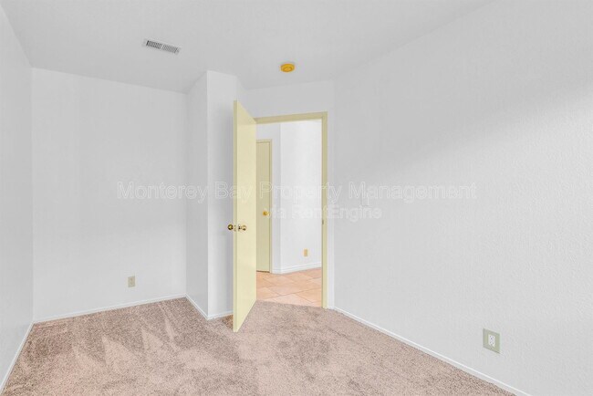 Building Photo - 143 Seal Ct
