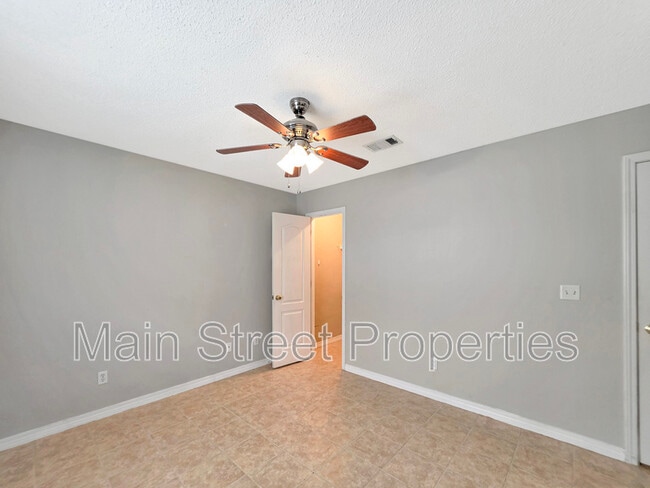 Building Photo - 3359 Green Briar Cir