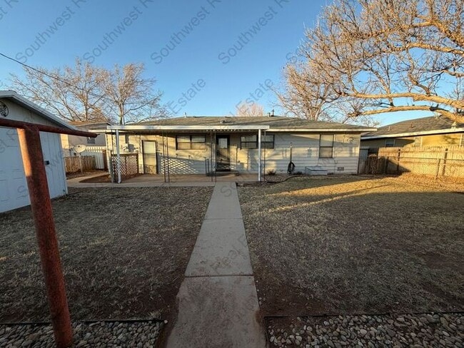 Building Photo - Spacious 4 Bedroom 2 Bathroom Home