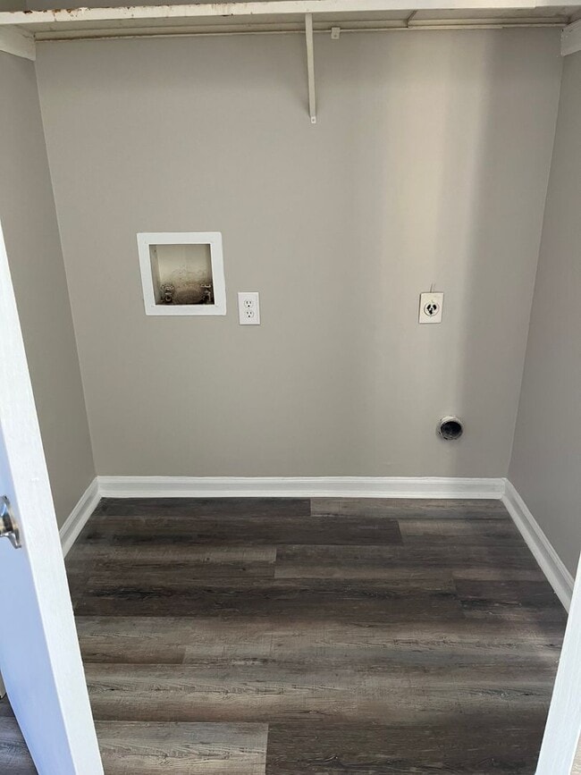 Building Photo - 2BR/1.5BA Townhome Style