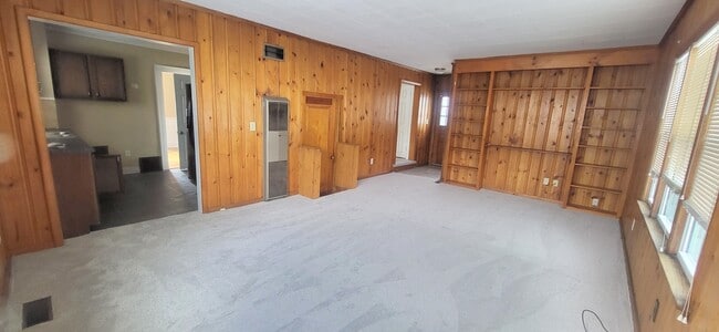 Building Photo - 2021 Kenwood Ave