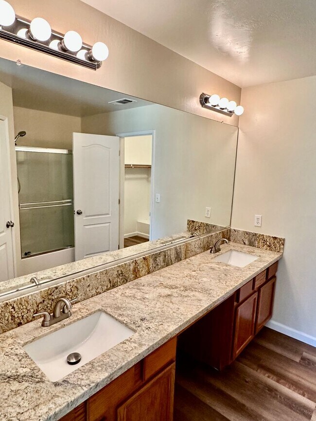 Building Photo - Northwest Dream Home!!!! 3+2 Granite Counters, Hardwood Floors, 3 Car Garage, RV Parking, and New...