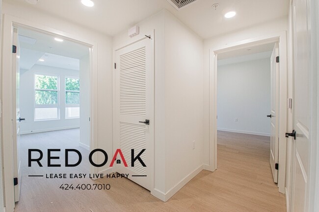 Building Photo - 856 S Gramercy Dr