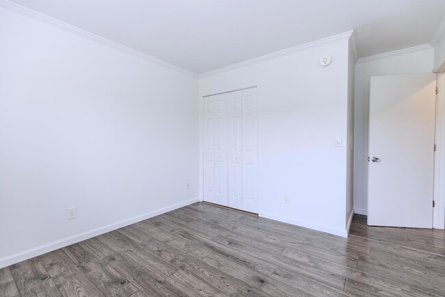 Building Photo - 725 Peninsula Ct