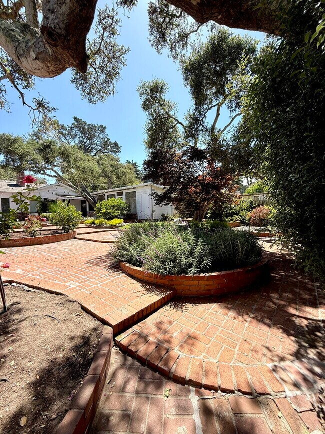 Building Photo - 810 Martin St