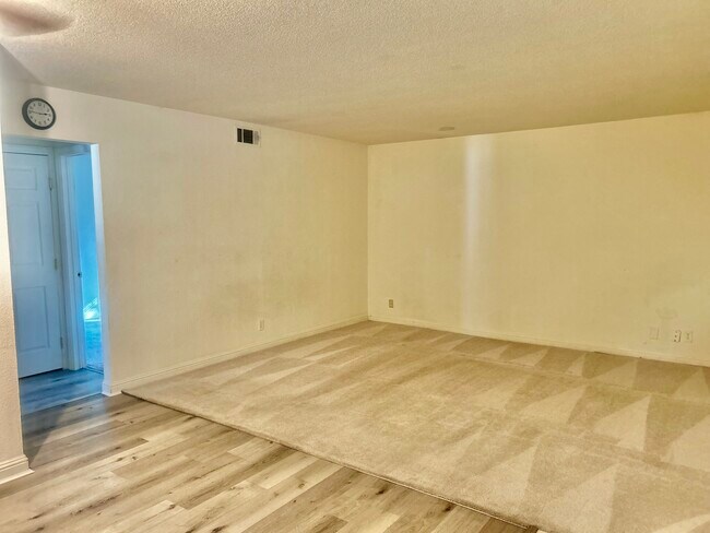 Building Photo - 2025 Benita Dr