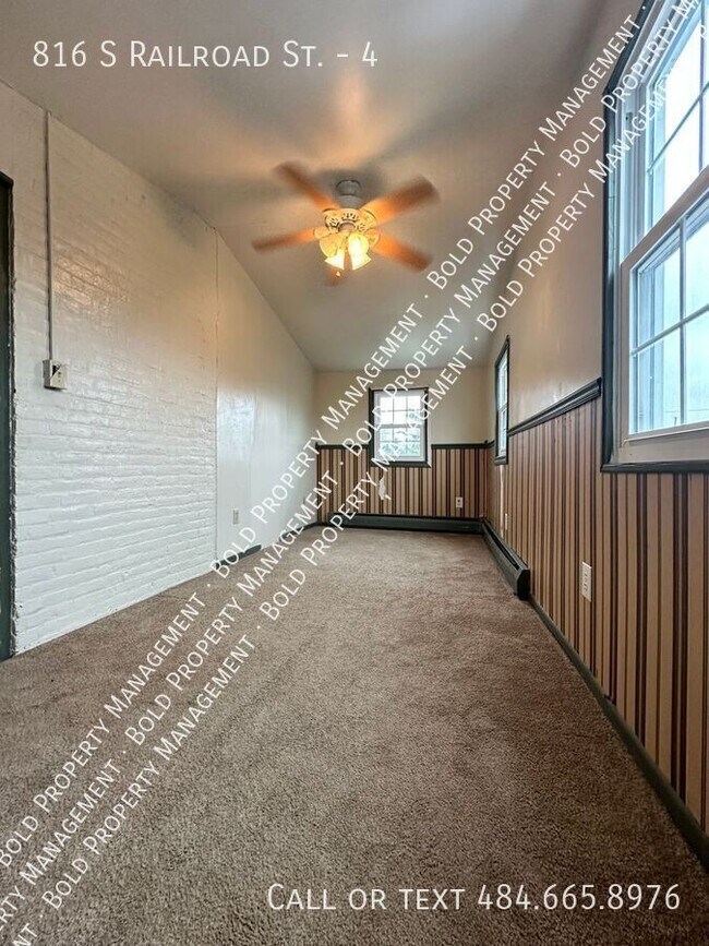 Building Photo - 816 S Railroad St