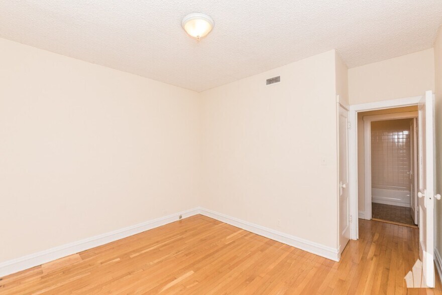 Building Photo - 3750 N Racine Ave