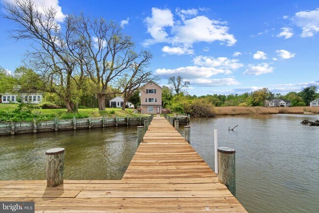 Building Photo - 1072 River Bay Rd