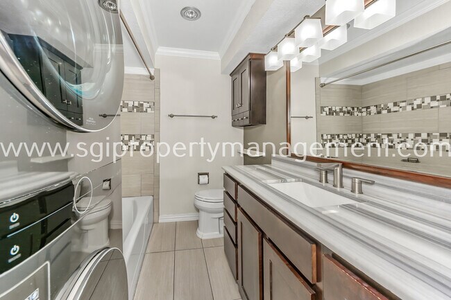 Building Photo - 7906 Royal Ln